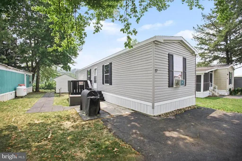 17 Lebanon Valley Ct, LEBANON