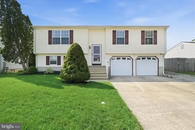 24 W Country Ln, Newark