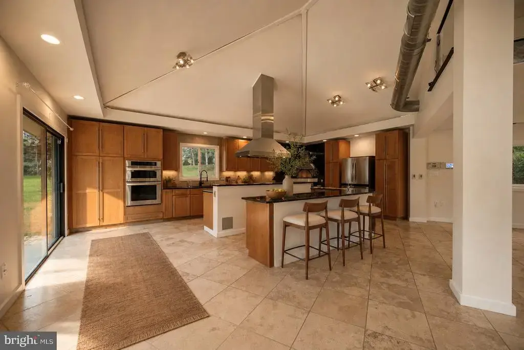 11208 Georgetown Pike, GREAT FALLS