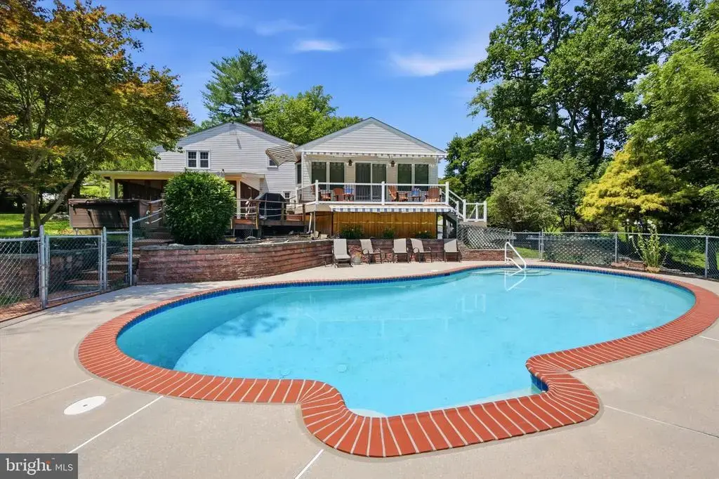 16 E Glen Cir, MEDIA