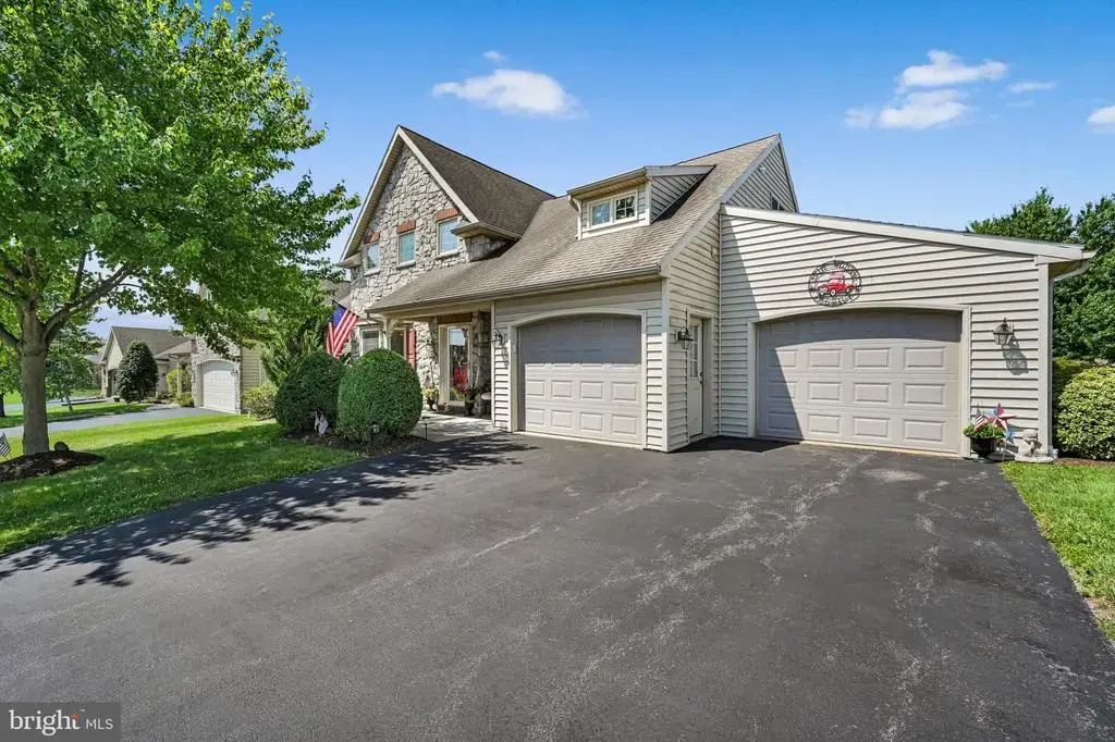 1066 Cambridge Dr, MANHEIM