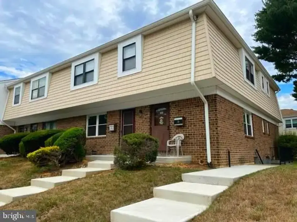 2002 Silver Court, HAMILTON