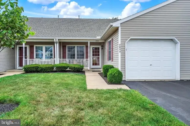 2053 Village Cir E, York