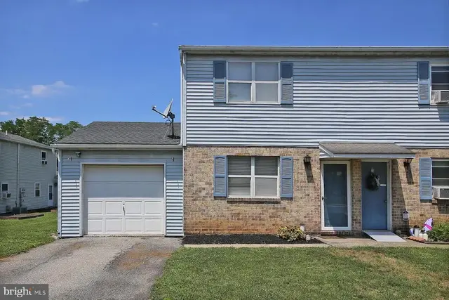 35 Walnut Mill Ln, Cleona