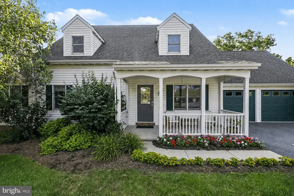519 Colonial Crescent Dr, LITITZ