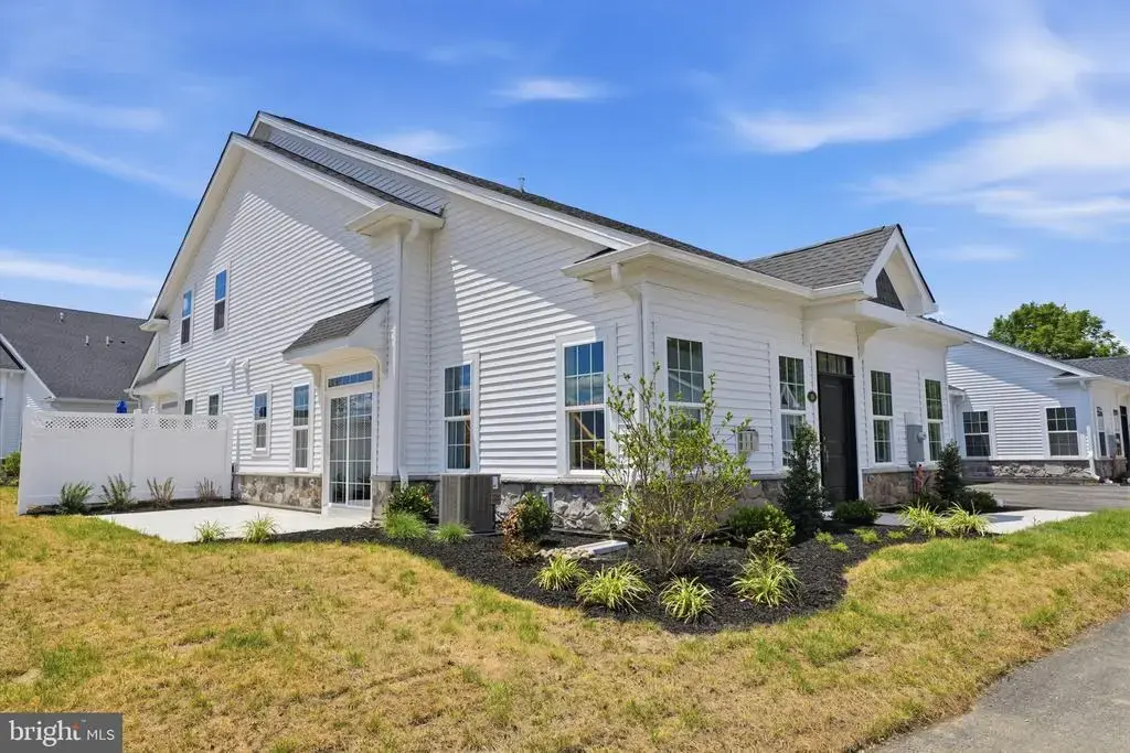 11 Cedar Cir ##6, LEVITTOWN