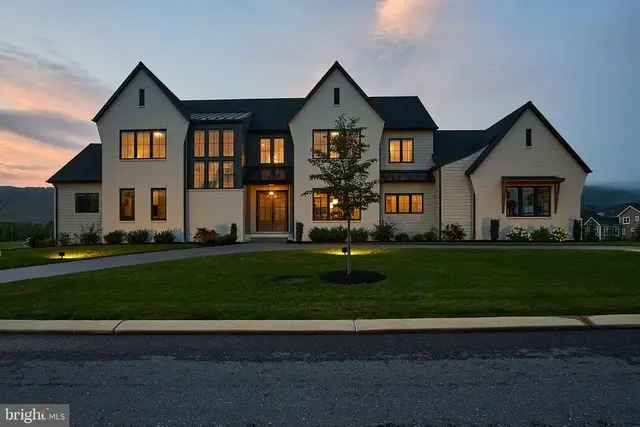 8 Sailfish Dr, Mechanicsburg