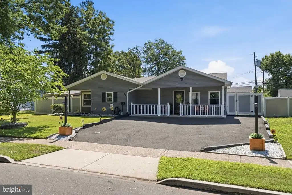 32 Orchard Ln, LEVITTOWN