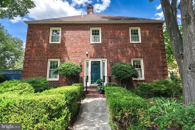 445 Old Town Ct, Alexandria