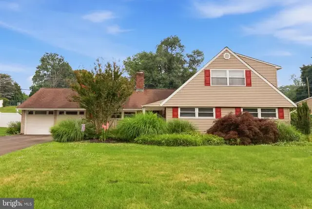 26 Forsythia Dr #n, Levittown