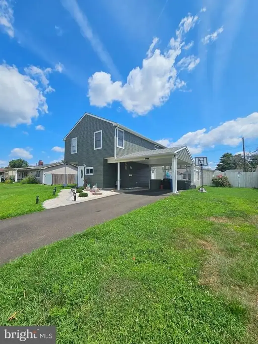 12 Crescent Ln, LEVITTOWN
