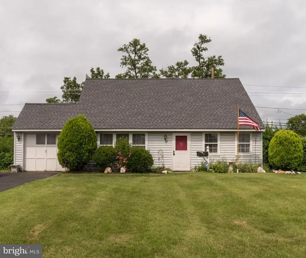 77 Cardinal Rd, LEVITTOWN