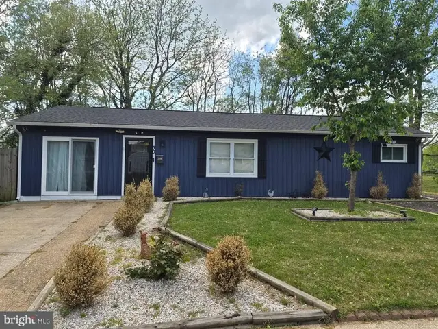 30 Wayne Dr, Dover