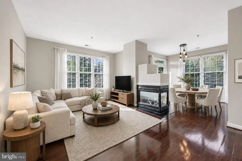 4200 Mozart Brigade Ln #v, FAIRFAX