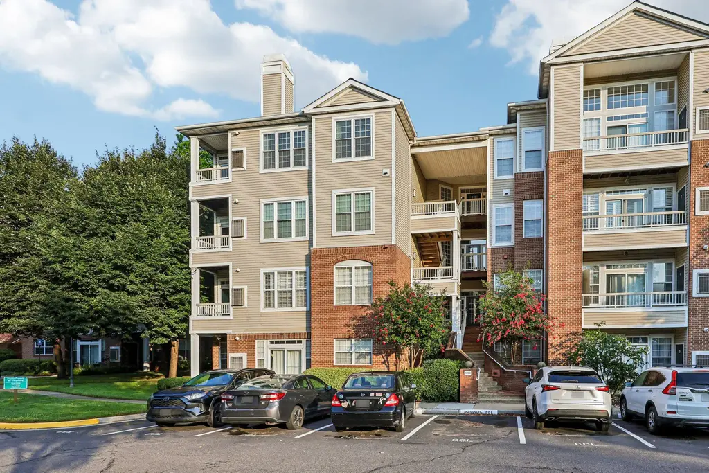 4200 Mozart Brigade Ln #v, FAIRFAX