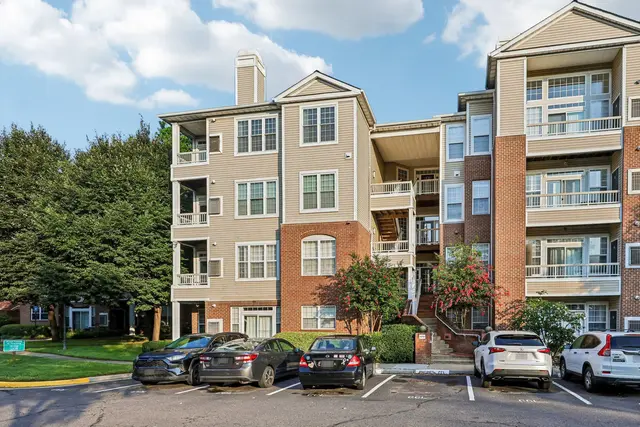 4200 Mozart Brigade Ln #v, Fairfax