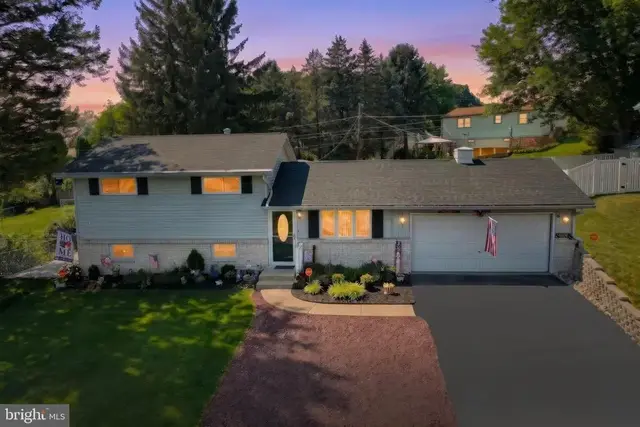 345 Canary Cir, York