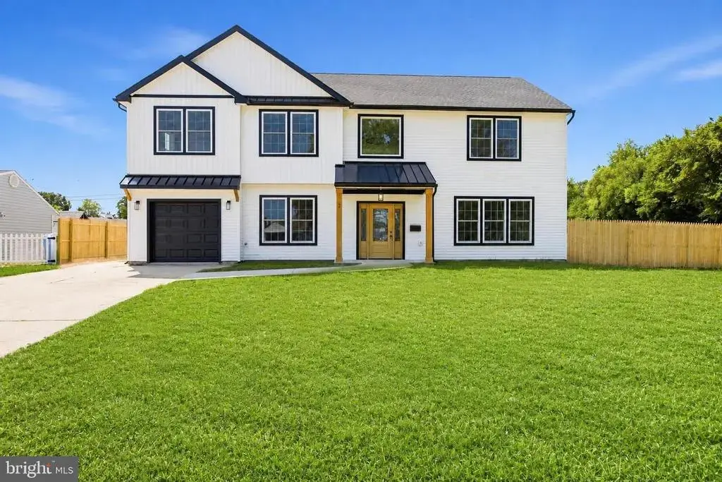 2 Schoolhouse Ln, LEVITTOWN