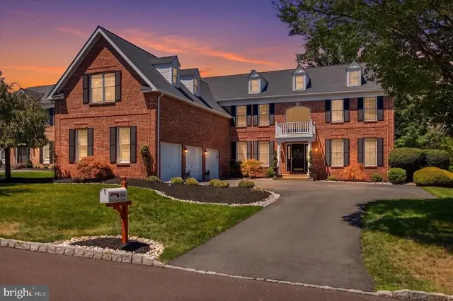 205 Hazeltine Cir, Blue Bell