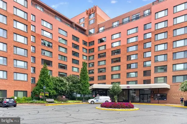 1011 Arlington Blvd #441, Arlington
