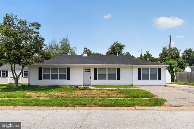 52 Chaucer Dr, Newark