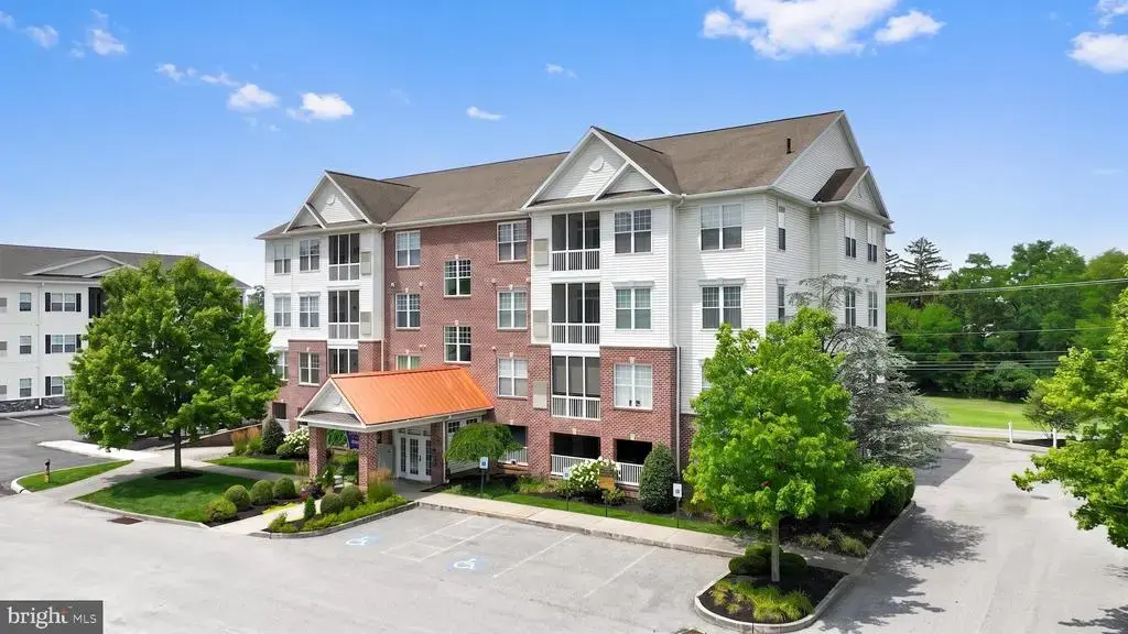 1050 Crest Way #304, YORK