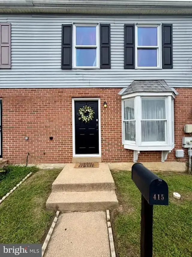 415 Strathaven Ct, Newark