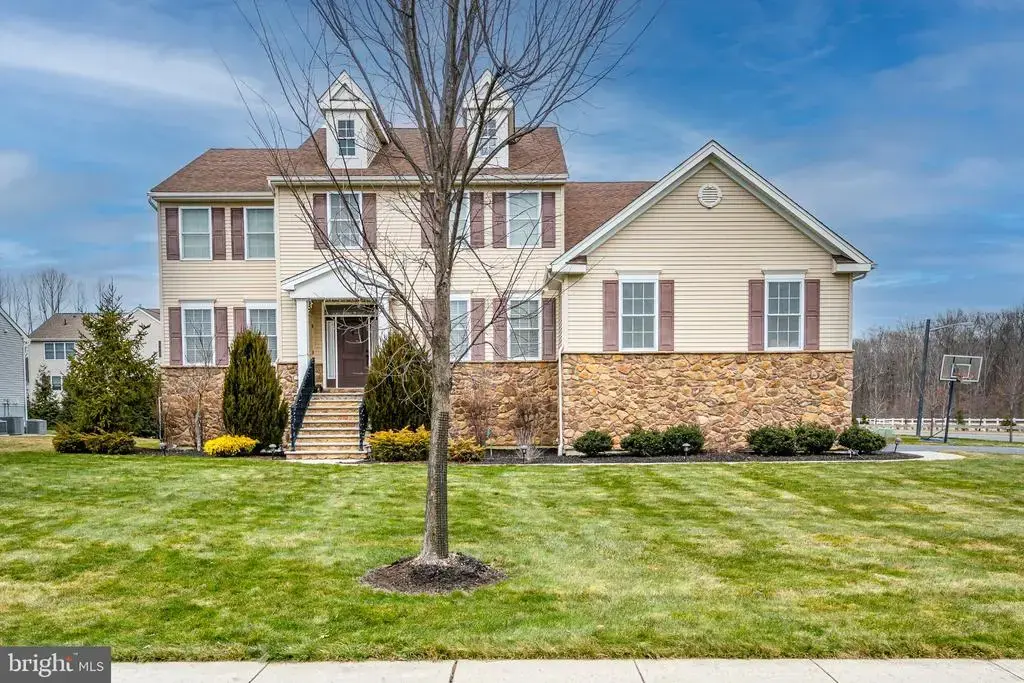2 Eagle Ct, MONMOUTH JUNCTION
