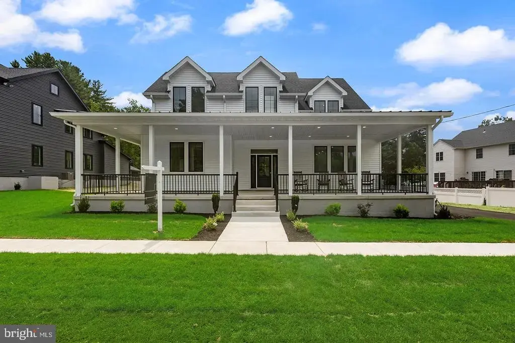 6 Chapel Ave, MEDFORD