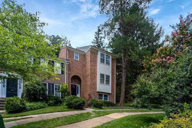 6607 Midhill Pl, Falls Church
