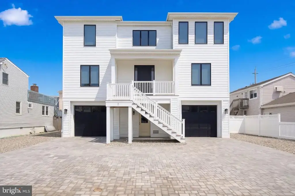 2 E 15th St, LONG BEACH