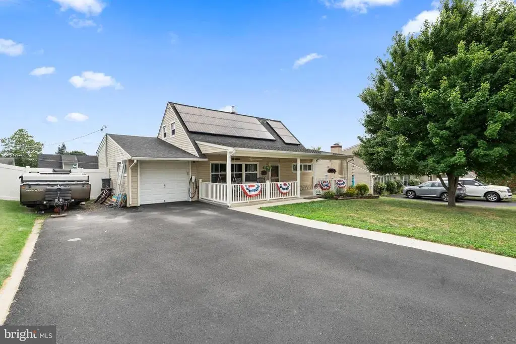 16 Canoebirch Rd, LEVITTOWN