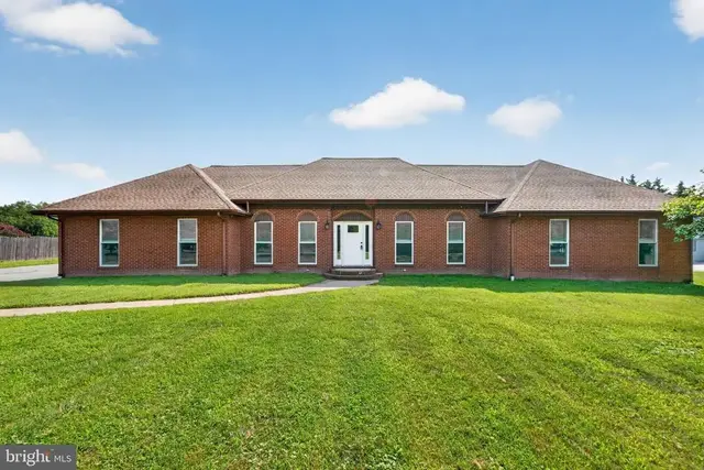 408 Commodore Dr, Middletown