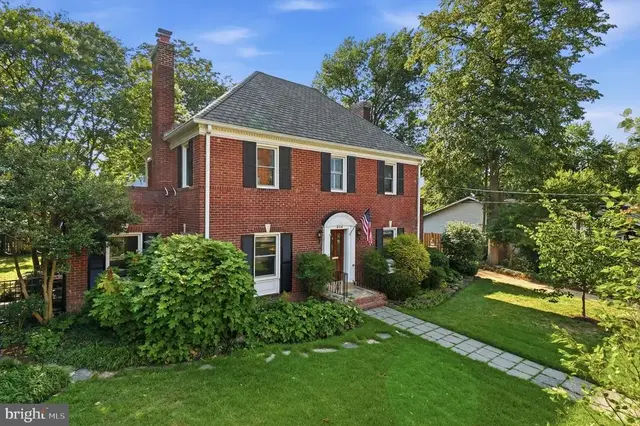 824 S Courthouse Rd, Arlington