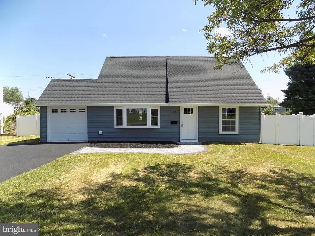 17 Tulip Tree Rd, LEVITTOWN