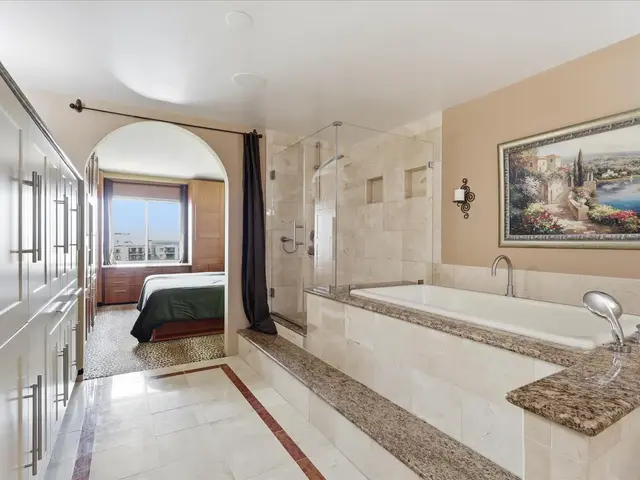 8350 Greensboro Dr #1017, Mclean
