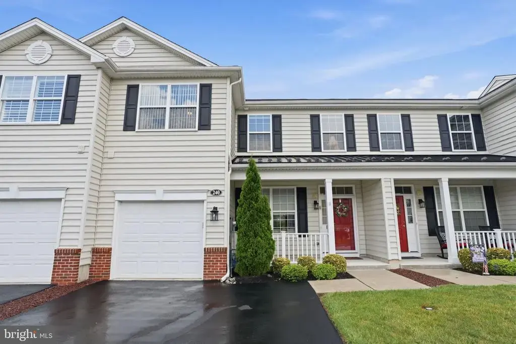 240 E Mission Lane Ln E #240, LEVITTOWN