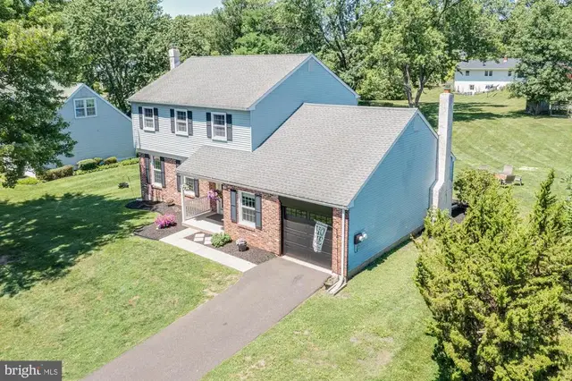 327 Lenape Ln, Chalfont