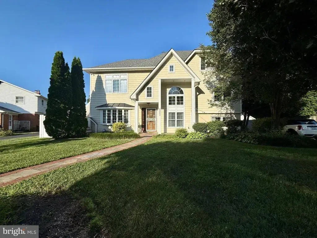 2223 Great Falls St, FALLS CHURCH