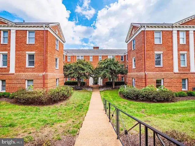 922 S Washington St #310, Alexandria