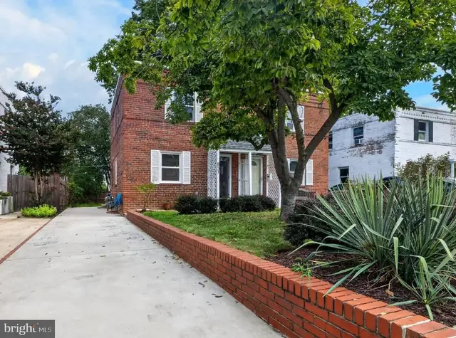 851 S Ivy St, Arlington