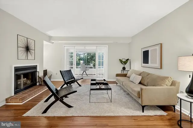 2316 Hunters Run Dr, Reston