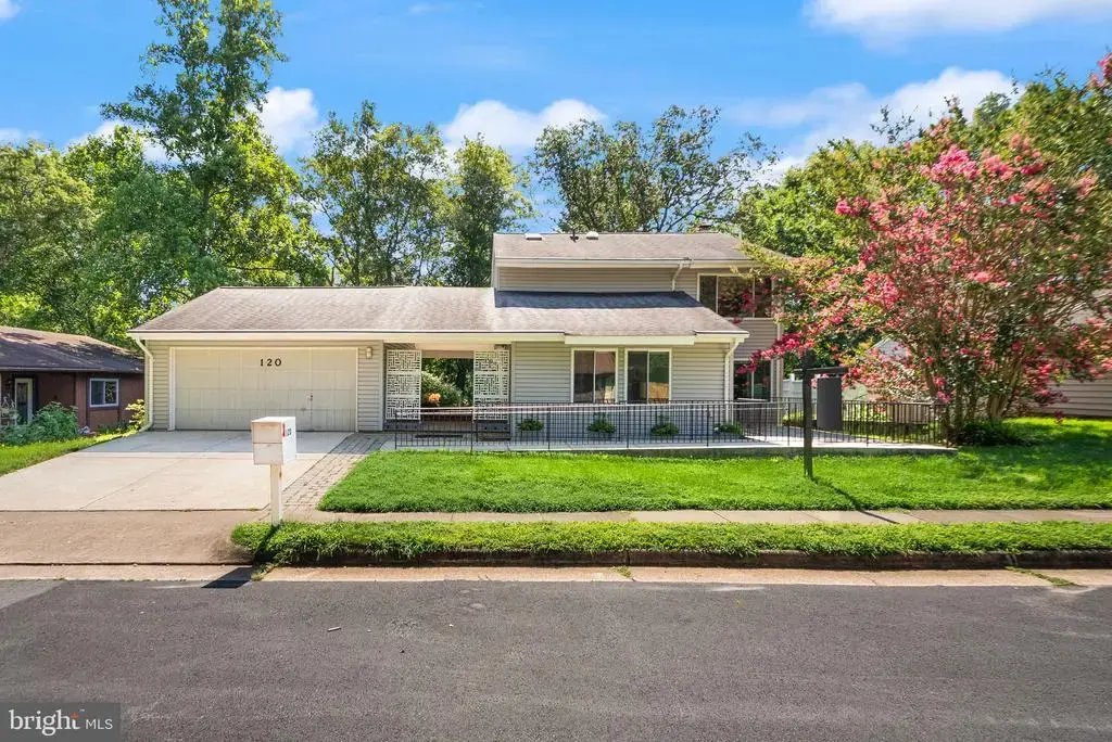 120 E Meadowland Ln E, STERLING