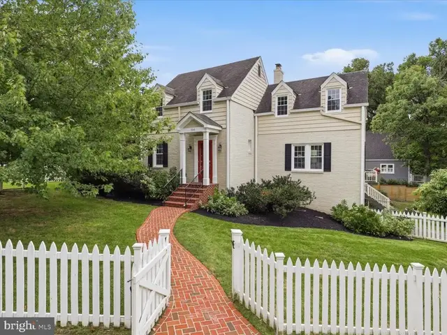 200 Pine St, Alexandria