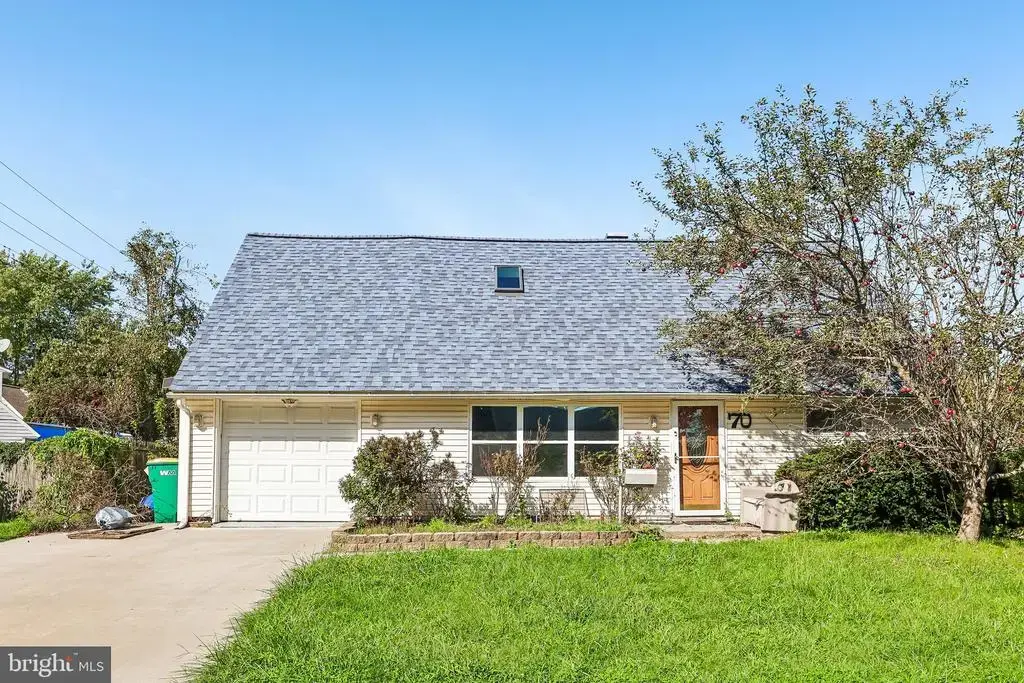 70 Village Ln, LEVITTOWN