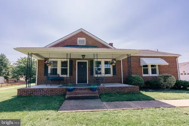 1236 Mountain View Rd, Fredericksburg