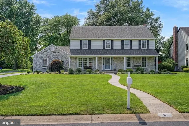 8 Lombardy Dr, Wilmington