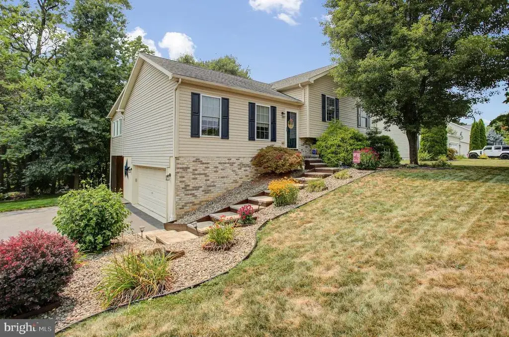 1858 Falcon Ln, CHAMBERSBURG