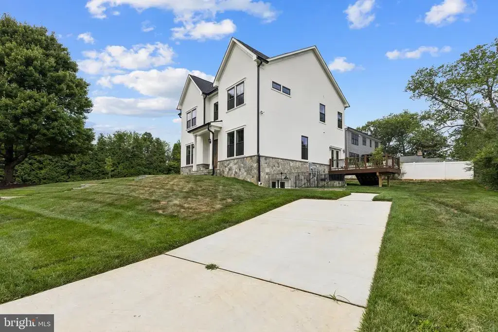 6101 Berkshire Dr, BETHESDA