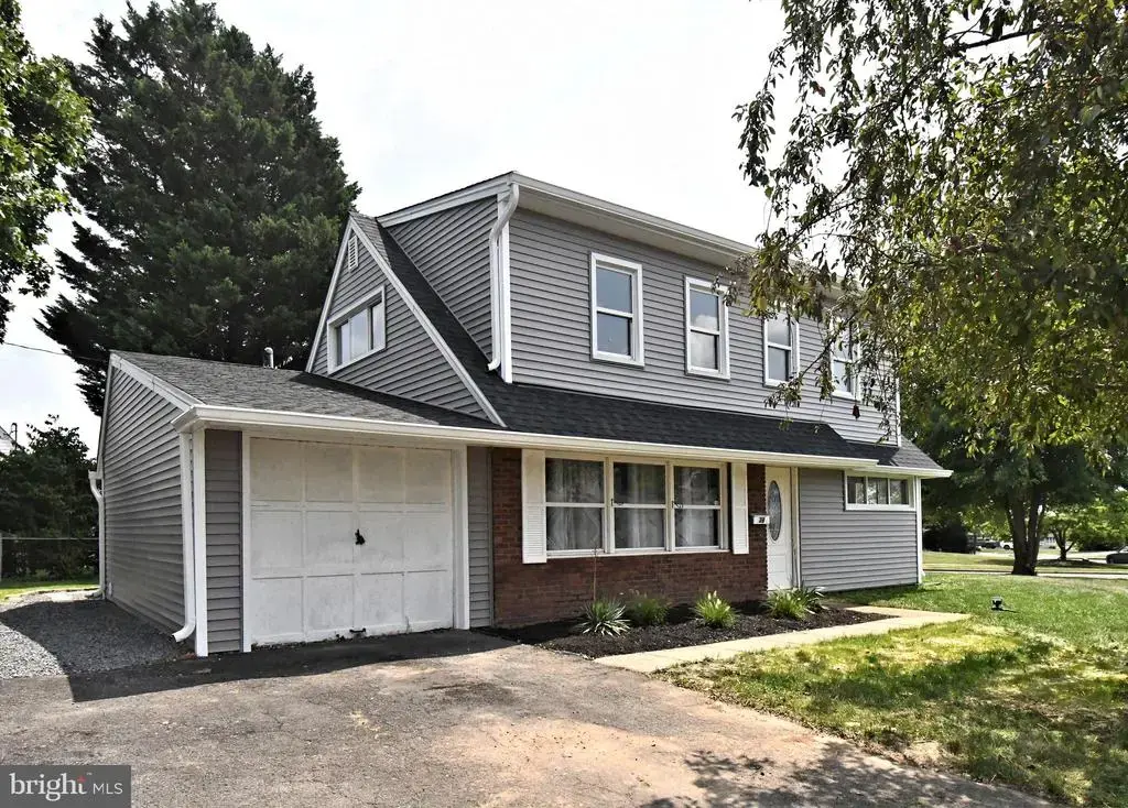 38 Candle Rd, LEVITTOWN